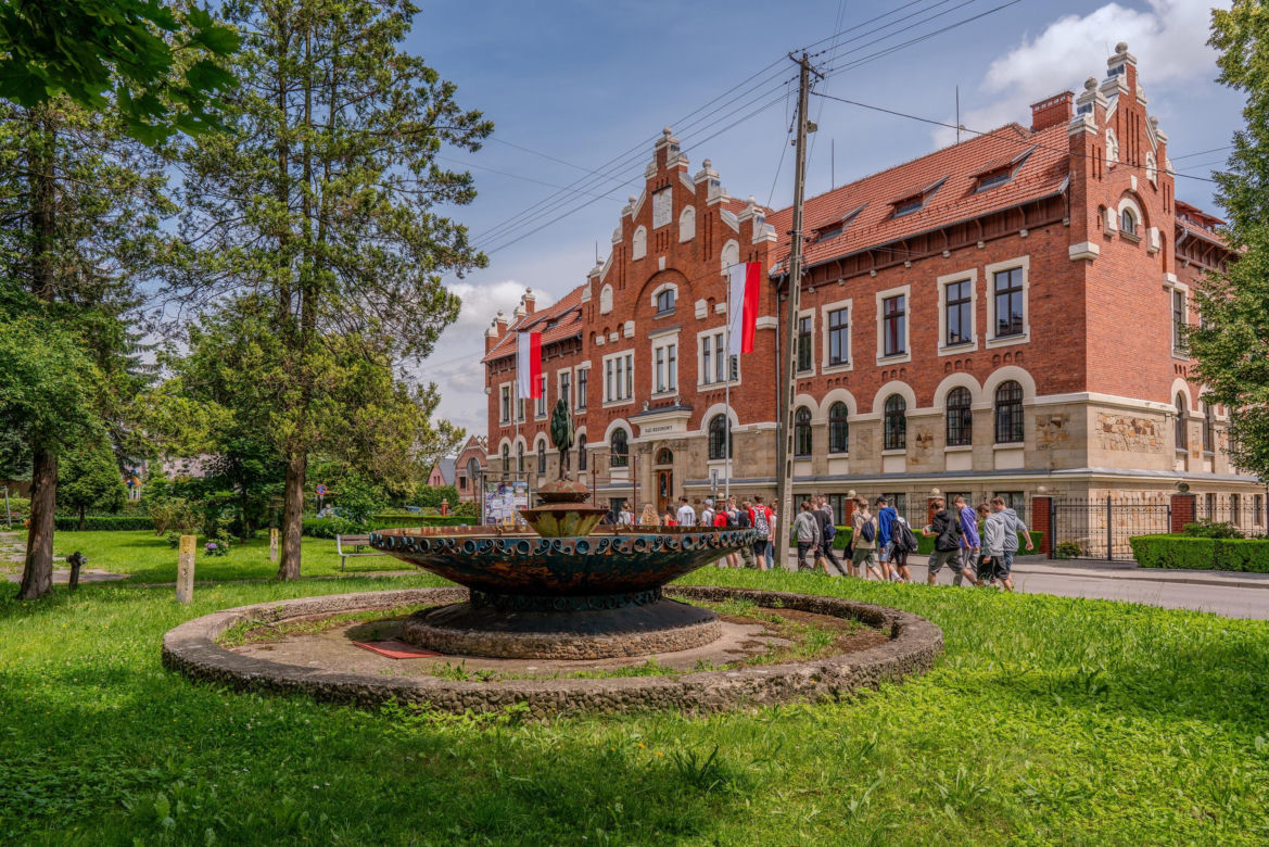 To jedno z najpiękniejszych miast w woj. małopolskim. Mikołaj Rej ukończył w nim swoje słynne dzieło