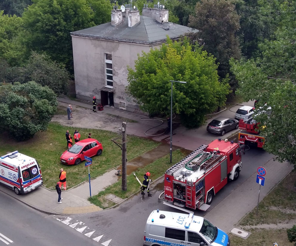 Płonąca kamienica na skrzyżowaniu Wiatracznej i Nizinnej