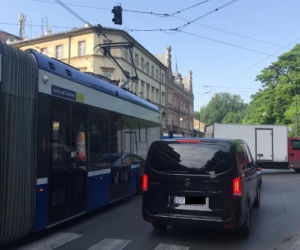 Kraków: Nowy dzień, nowe wykolejenie. Tramwaj wyleciał z szyn w centrum miasta