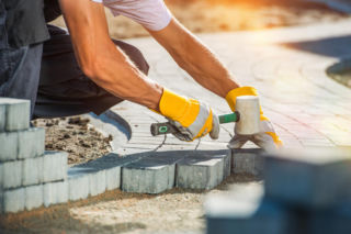 Prawidłowe układanie nawierzchni z kostki, płyt i betonu