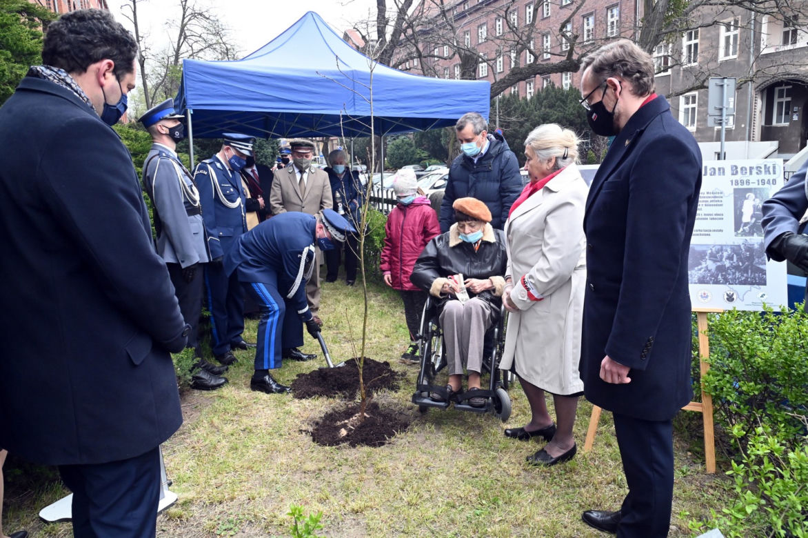 Dęby pamięci dla policjantów zamordowanych w Katyniu