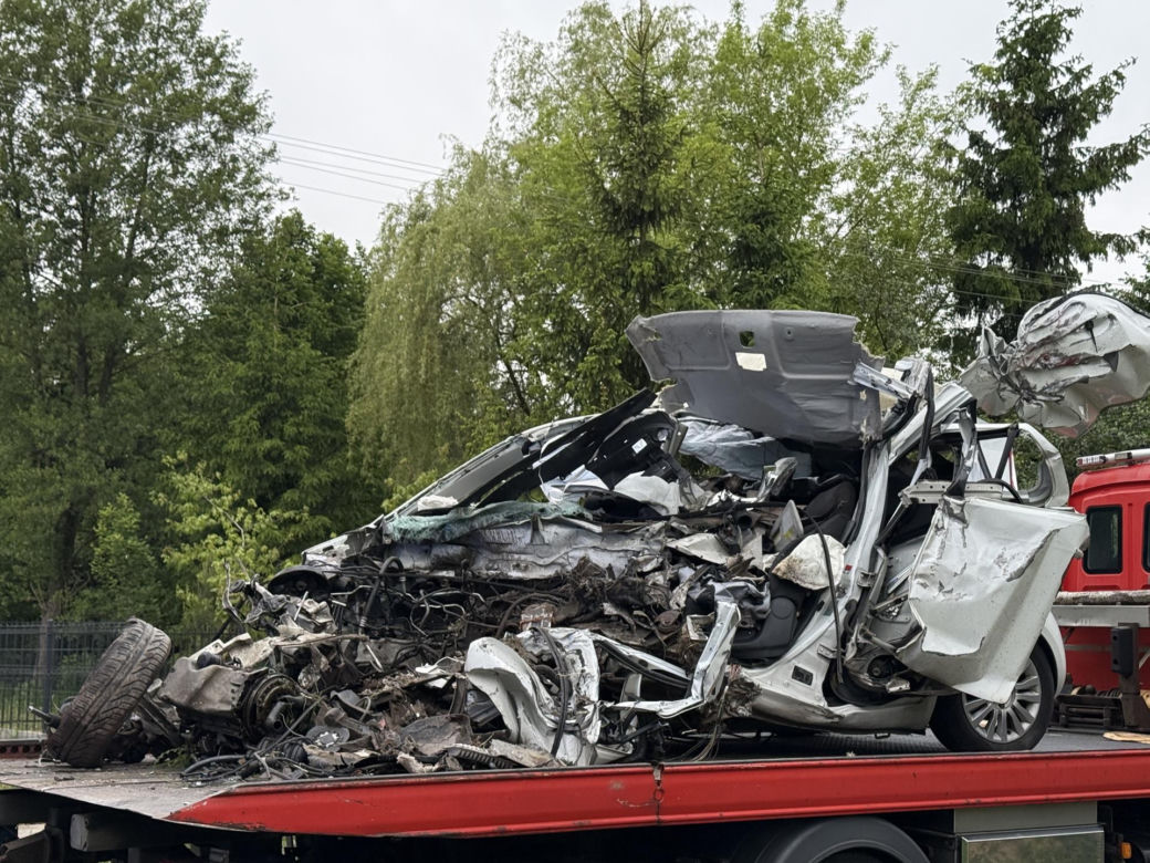 Makabra na drodze pod Grójcem. Osobowe suzuki czołowo zderzyło się z ciężarówką