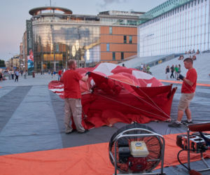 Balony gotowe do startu. Nocny pokaz przed Centrum Spotkania Kultur