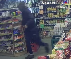 Policja szuka tych bandziorów! Napadli na Żabkę z bronią w ręku [ZDJĘCIA]
