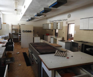 Butelka wódki, komputery i dziecięce zabawki w pustych pokojach. Tajemniczy hotel na granicy polsko-czeskiej [ZDJĘCIA]