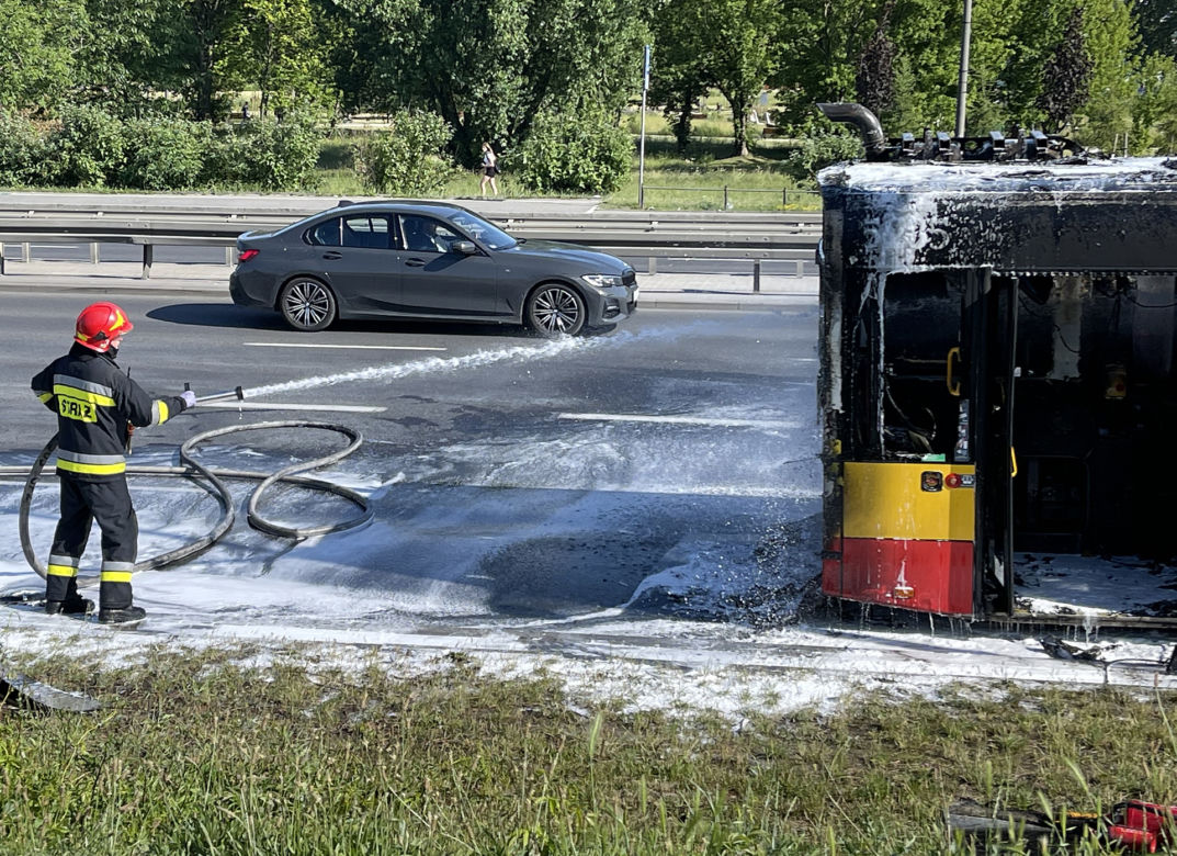 Gigantyczny pożar na Dworcu Zachodnim. Płonął autobus miejski