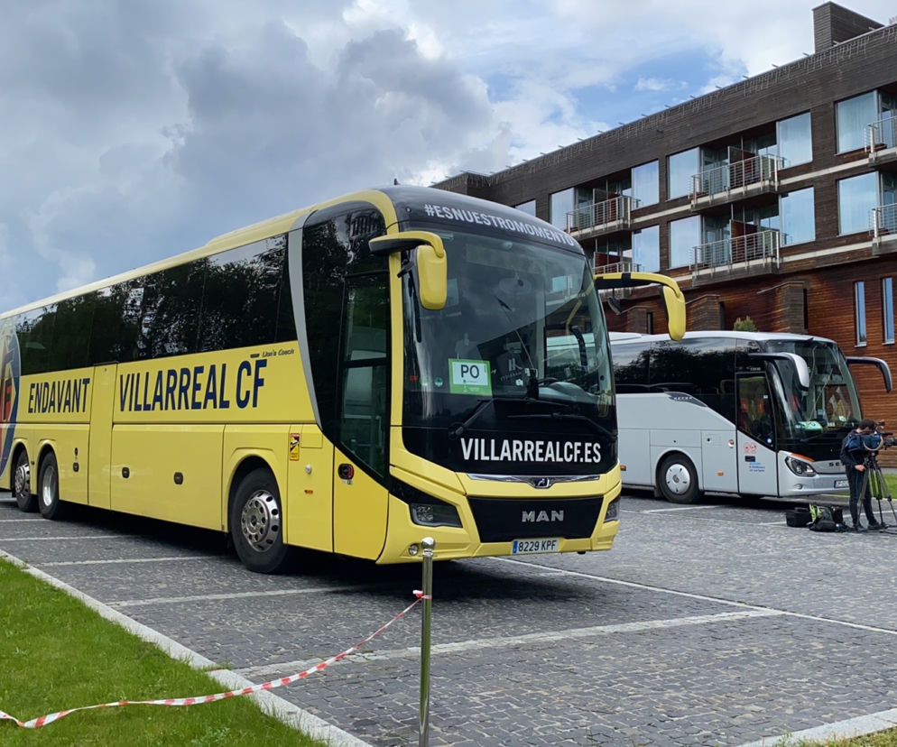 Autokar Villarreal CF pod hotelem w Sopocie