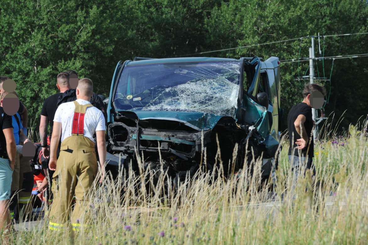 Potworna kraksa busa z osobówką. Nie żyje jedna osoba, pięć jest poszkodowanych