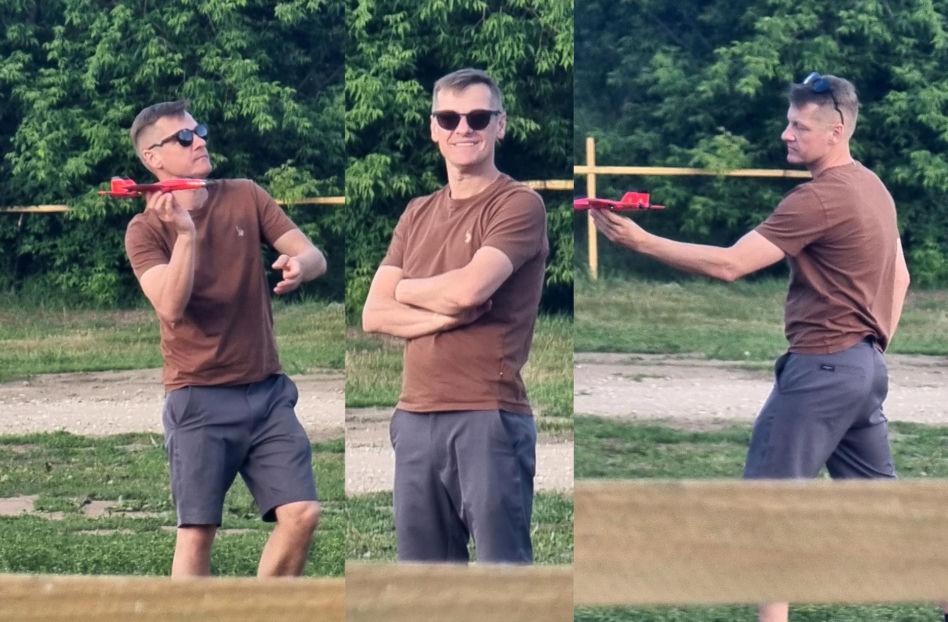 Marcin Mroczek bawi się samolotem