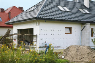 Ocieplenie ścian zewnętrznych domu krok po kroku 2026. Ile cm, koszty i najczęstsze błędy