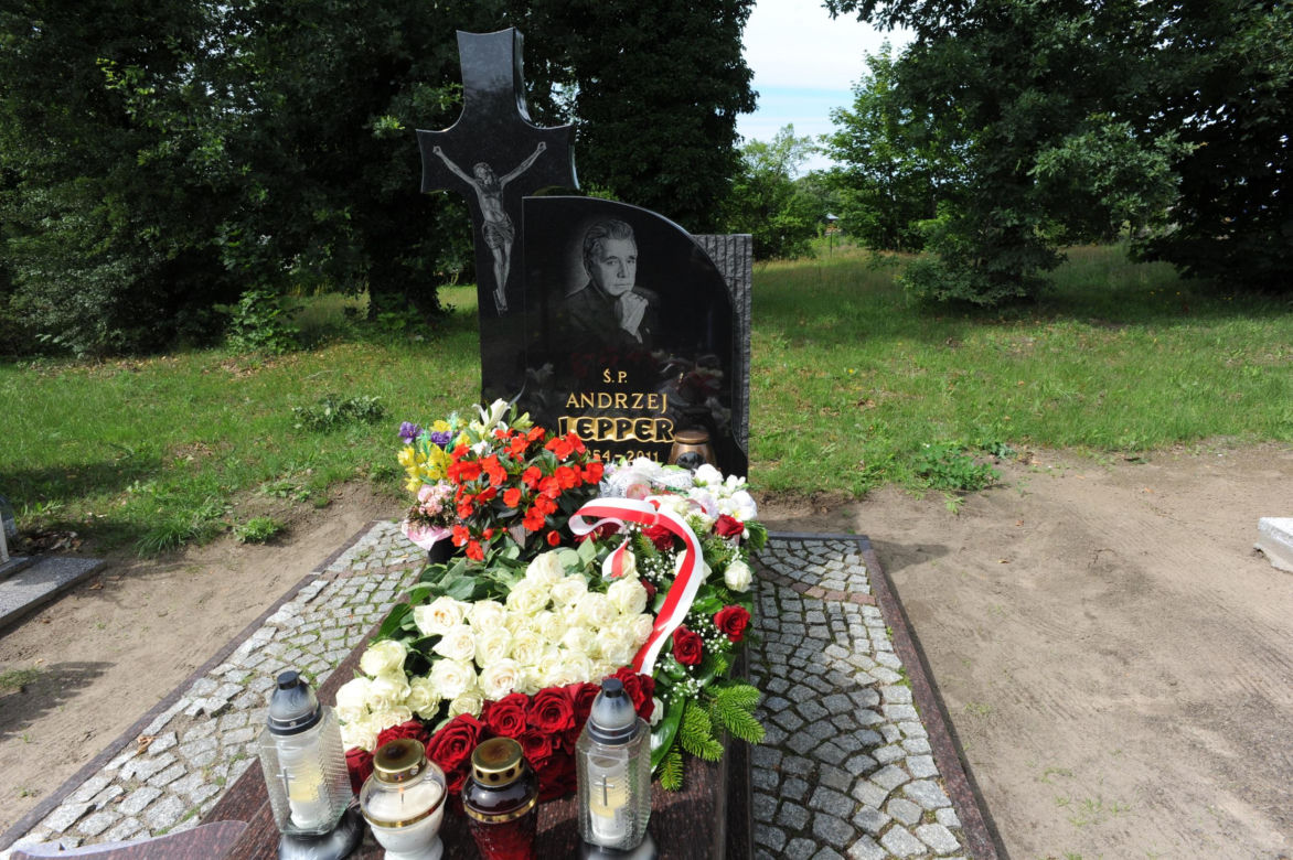 Rocznica tragicznej śmierci Andrzeja Leppera. Oto, jak wygląda jego grób 12 lat od śmierci