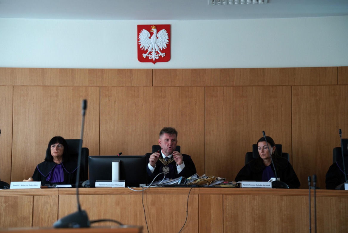 Ksiądz Mirosław porąbał siekierą i podpalił starego znajomego?! W sądzie szok: "mam dziecko"