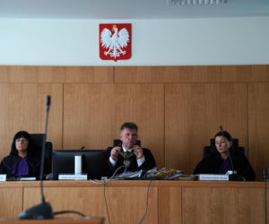 Ksiądz Mirosław porąbał siekierą i podpalił starego znajomego?! W sądzie szok: mam dziecko