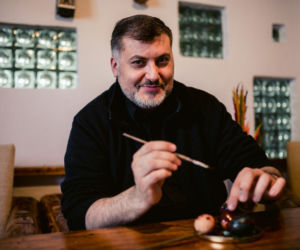Artur Dziambor maluje pisanki