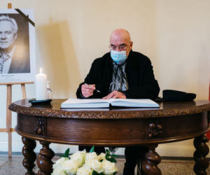 Księga kondolencyjna zmarłego prof. Jerzego Limona