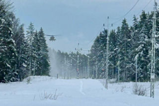 Atak zimy na Warmii i Mazurach. Do akcji wkroczył Black Hawk. Ma strącać śnieg z drzew