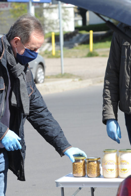 Marszałek Grodzki robi zakupy na bazarku