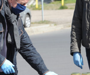 Marszałek Grodzki robi zakupy na bazarku