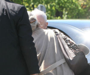 Jarosław Kaczyński na cmentarzu nie był sam. Pewna kobieta nie odstępowała go na krok