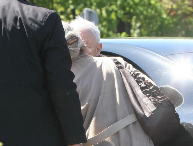 Jarosław Kaczyński na cmentarzu nie był sam. Pewna kobieta nie odstępowała go na krok