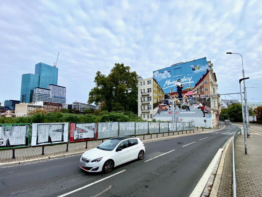 Wyjątkowy mural powstał we Wrocławiu! Wizualny hołd dla Jana Borysewicza z okazji sukcesu "Mniej obcego"