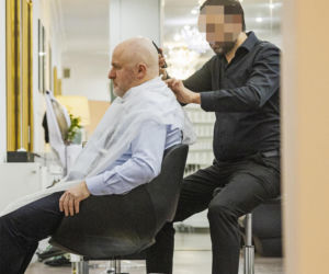 Paweł Kowal u fryzjera