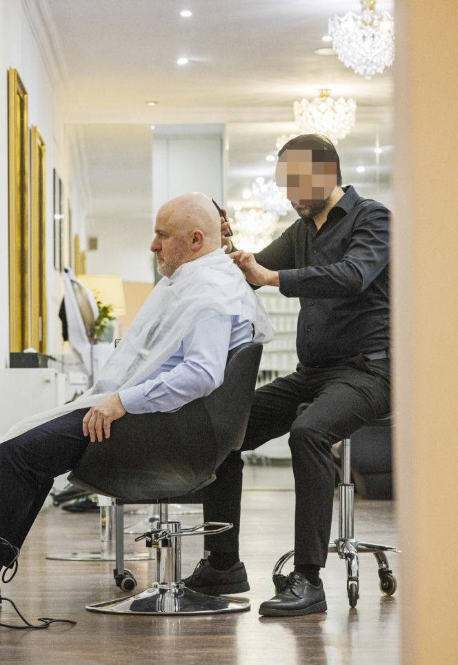 Paweł Kowal u fryzjera