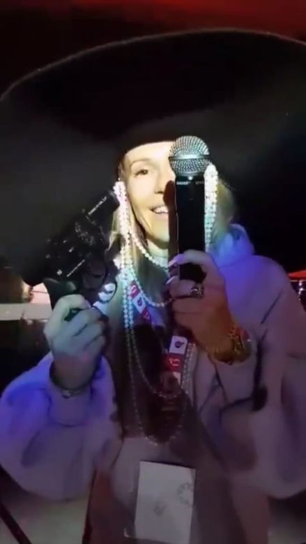 Doda zastanawia się przed koncertem. Pistolet czy mikrofon?