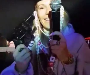 Doda zastanawia się przed koncertem. Pistolet czy mikrofon?