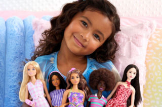 Red Lipstick Monster ambasadorką pierwszej lalki Barbie w spektrum autyzmu