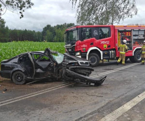 21-latek roztrzaskał Skodę na drzewie. Koszmarny widok w miejscu wypadku