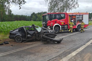 21-latek roztrzaskał Skodę na drzewie. Koszmarny widok w miejscu wypadku