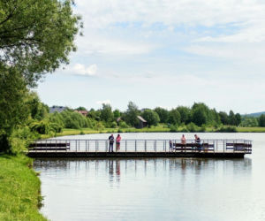 Unikalna wieś w Świętokrzyskiem. Szklany dom w Ciekotach przyciąga turystów