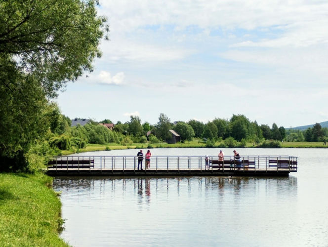 Unikalna wieś w Świętokrzyskiem. Szklany dom w Ciekotach przyciąga turystów