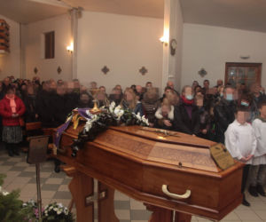 Tłumy wiernych żegnają zamordowanego ks. Adama
