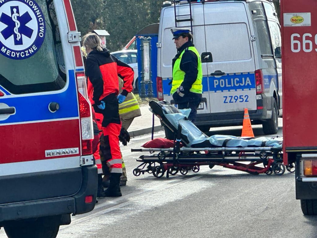 Tragedia w Błoniu. 15-latka wpadła pod ciężarówkę. Lądował śmigłowiec LPR