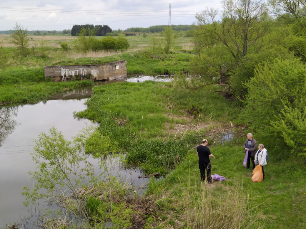 Sprzątanie mostu kolejowego nad rzeką Muchawką - 15.05.2021