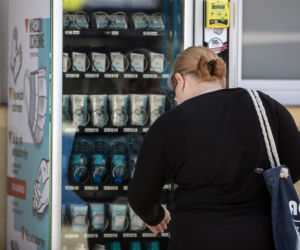 Na ulicach Krakowa stanęły maseczkomaty. Znamy ceny produktów