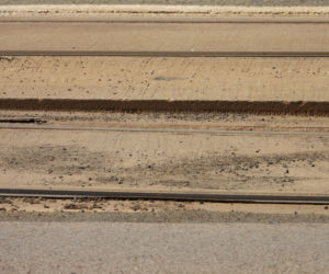 Warszawskie tory tramwajowe w rozsypce! Na ulicy Stawki odpadła betonowa płyta, składy na objazdach