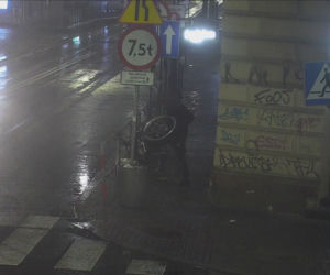 Kraków. Atak furii w centrum miasta. Kamera wszystko nagrała