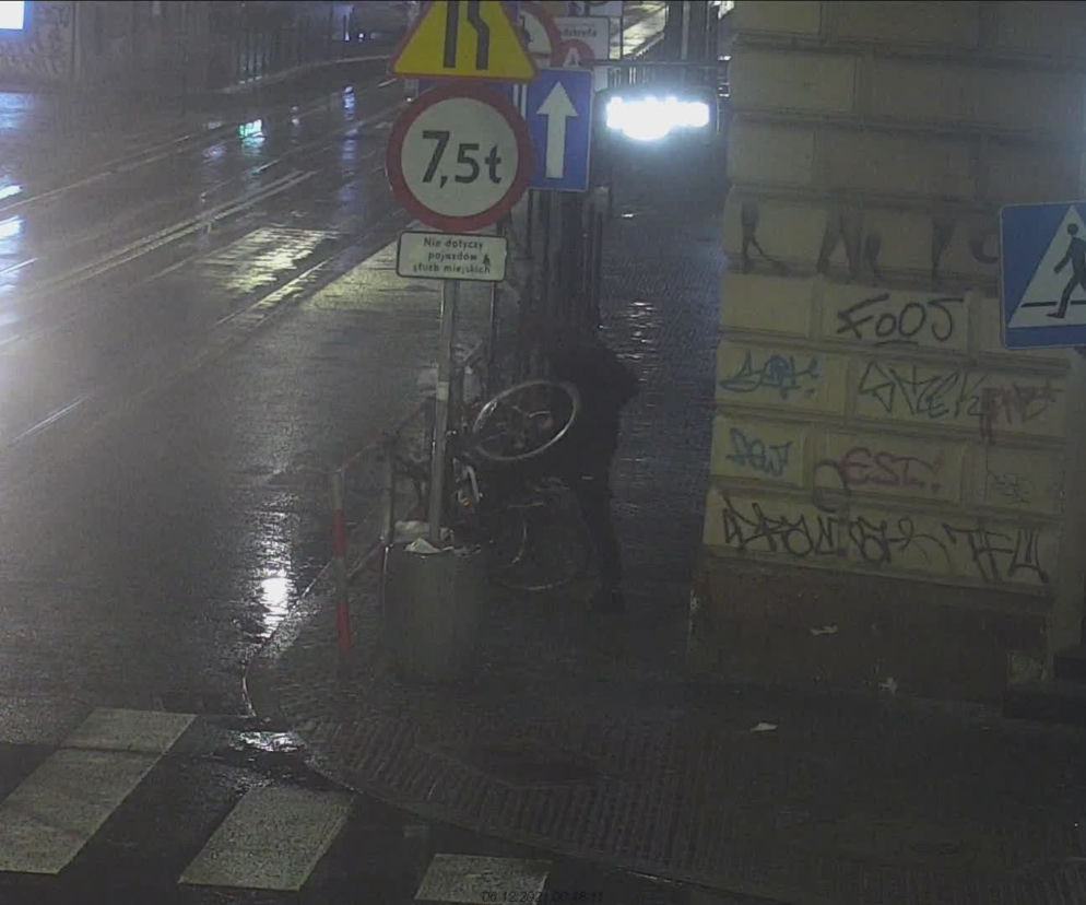 Kraków. Atak furii w centrum miasta. Kamera wszystko nagrała
