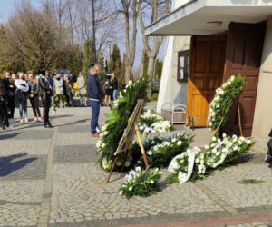 Pogrzeb zamordowanych chłopców w Płocku. Matka rozpacza nad urnami synków 