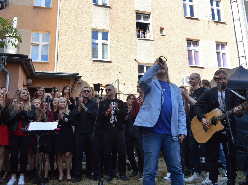 Marek Piekarczyk zagrał... pod blokiem! Uczcili legendę. Opole 2022 [ZDJĘCIA]