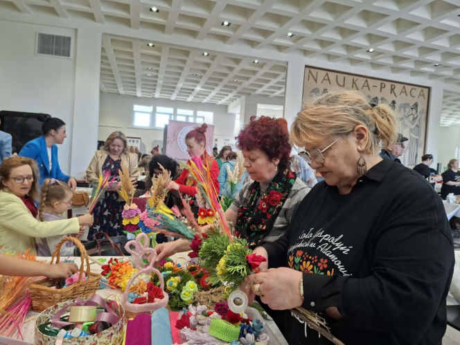 Starachowice tętnią tradycją! Trwa pierwszy Festiwal Kół Gospodyń i Gospodarzy Wiejskich „Lokalne pasje”