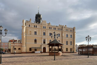 W tym mieście znajduje się najpiękniejszy ratusz na Podkarpaciu. Tak twierdzi AI