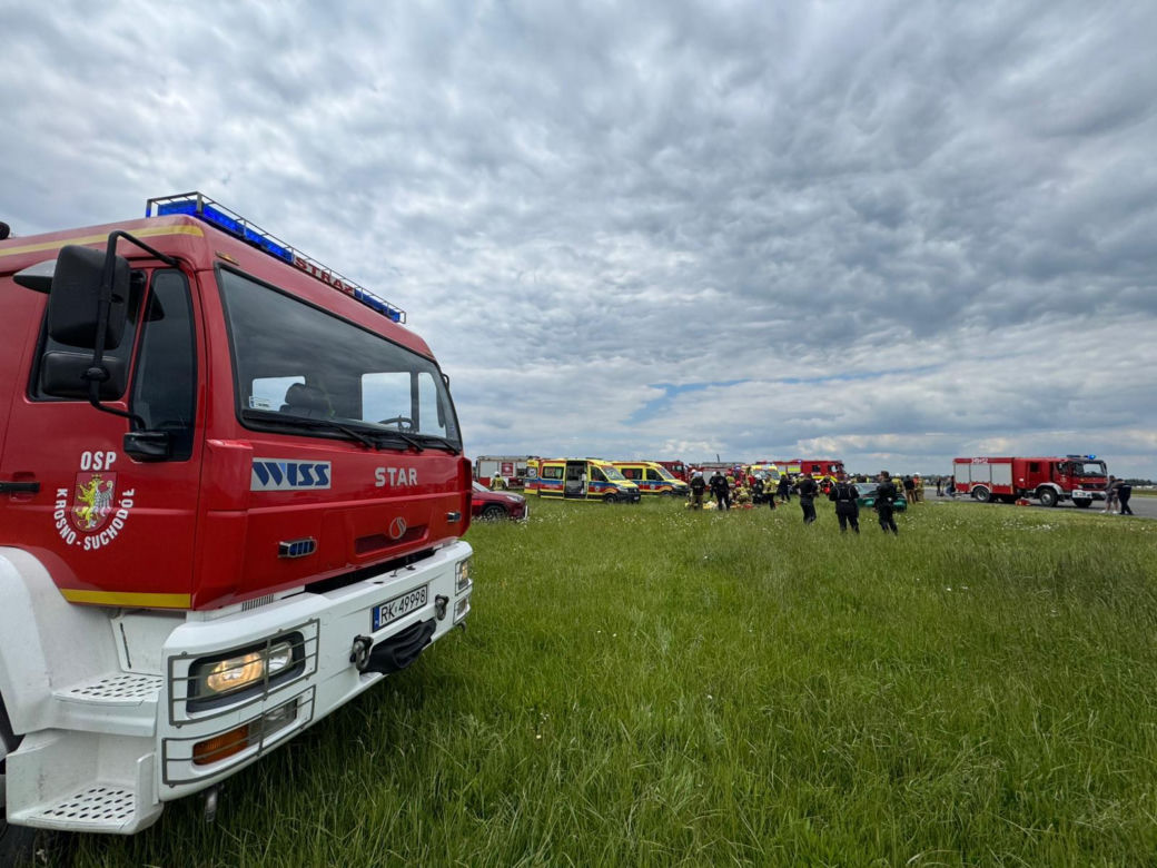 Dramatyczne sceny w Krośnie. Podczas wyścigu samochód uderzył w kibiców