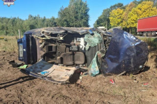 35-letni kierowca kupił BMW, a dzień później jechał pijany i dachował