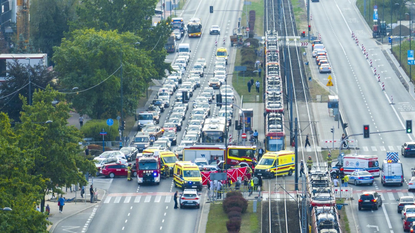 Wypadek radiowozu w Warszawie. Cztery osoby ranne, w tym policjanci