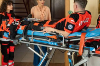 Na sygnale, odcinek 908. Zamach na ratowników! Sonia i Piotr utkną w zaminowanej karetce