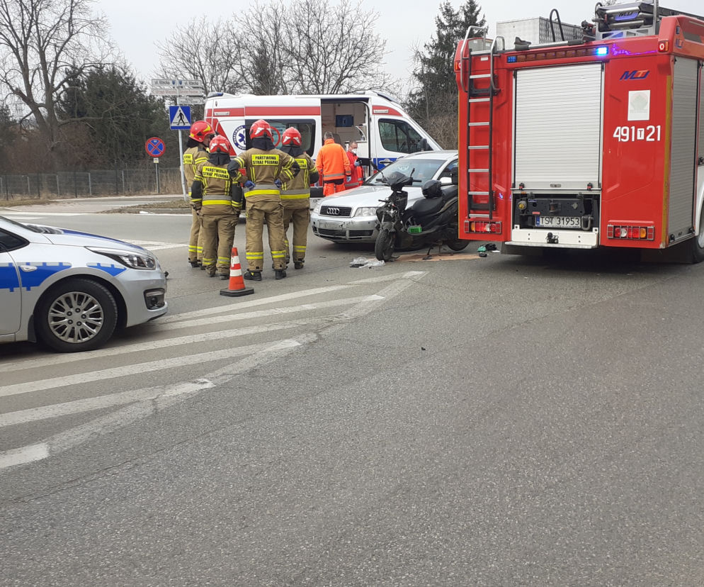 Zderzenie auta osobowego ze skuterem u zbiegu Targowej z Iłżecką